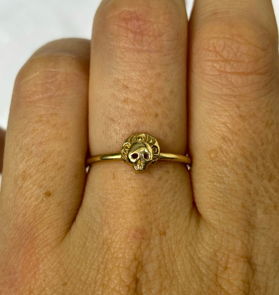 Freya skull ring in gold