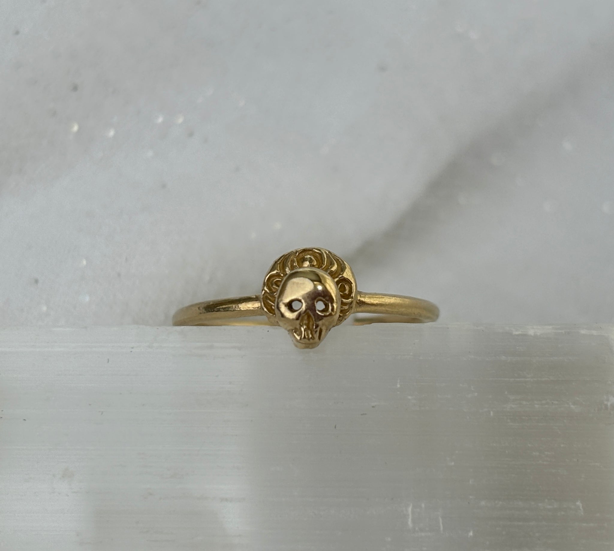 Freya skull ring in gold